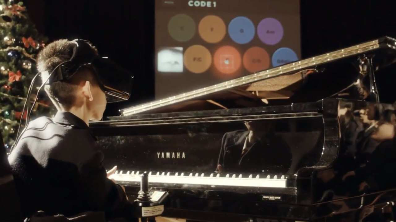 Cet enfant handicapé joue du piano grâce à ses yeux