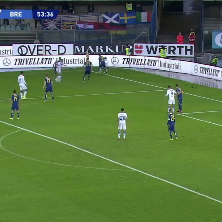 Victime de racisme, Mario Balotelli frappe vers les tribunes et tente de quitter le terrain (VIDEO)