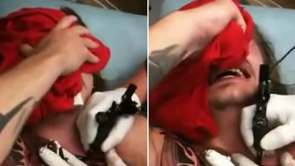 La douleur de cet homme qui se fait tatouer la poitrine est incroyable
