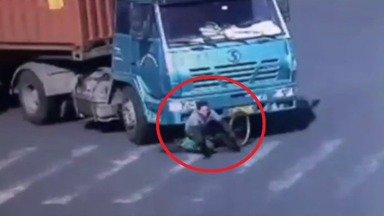 Un cycliste passe sous un camion et survit miraculeusement !