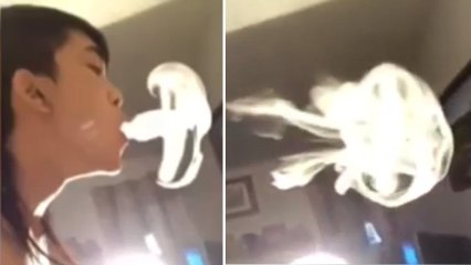 Ce mec fait un tour incroyable avec de la fumée