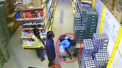 Elle vole un pack de bière et le cache sous sa robe