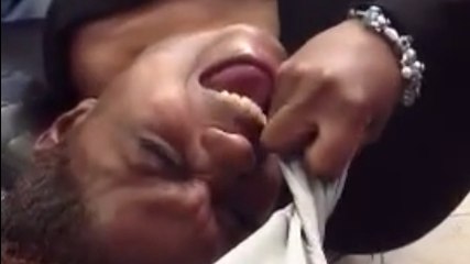 Elle crie de manière hilarante pendant qu'elle se fait tatouer