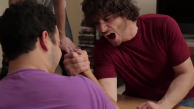 Ce mec n'aime décidément pas perdre au bras de fer