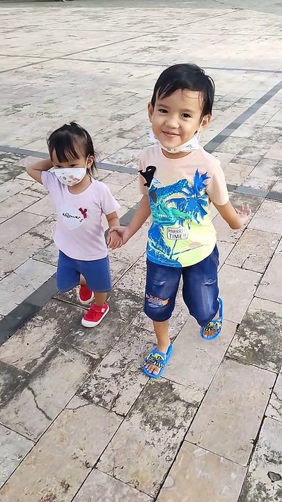 Abang dan adek main di taman