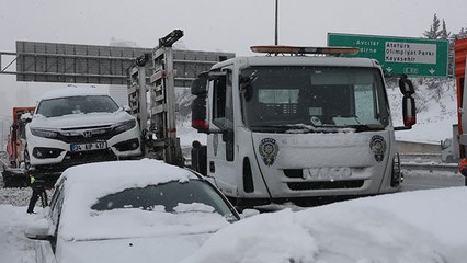 Bağcılar'da yol kenarına bırakılan araçlar çekildi