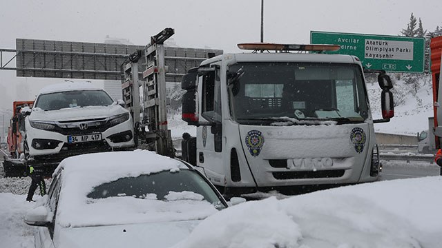 Bağcılar'da yol kenarına bırakılan araçlar çekildi
