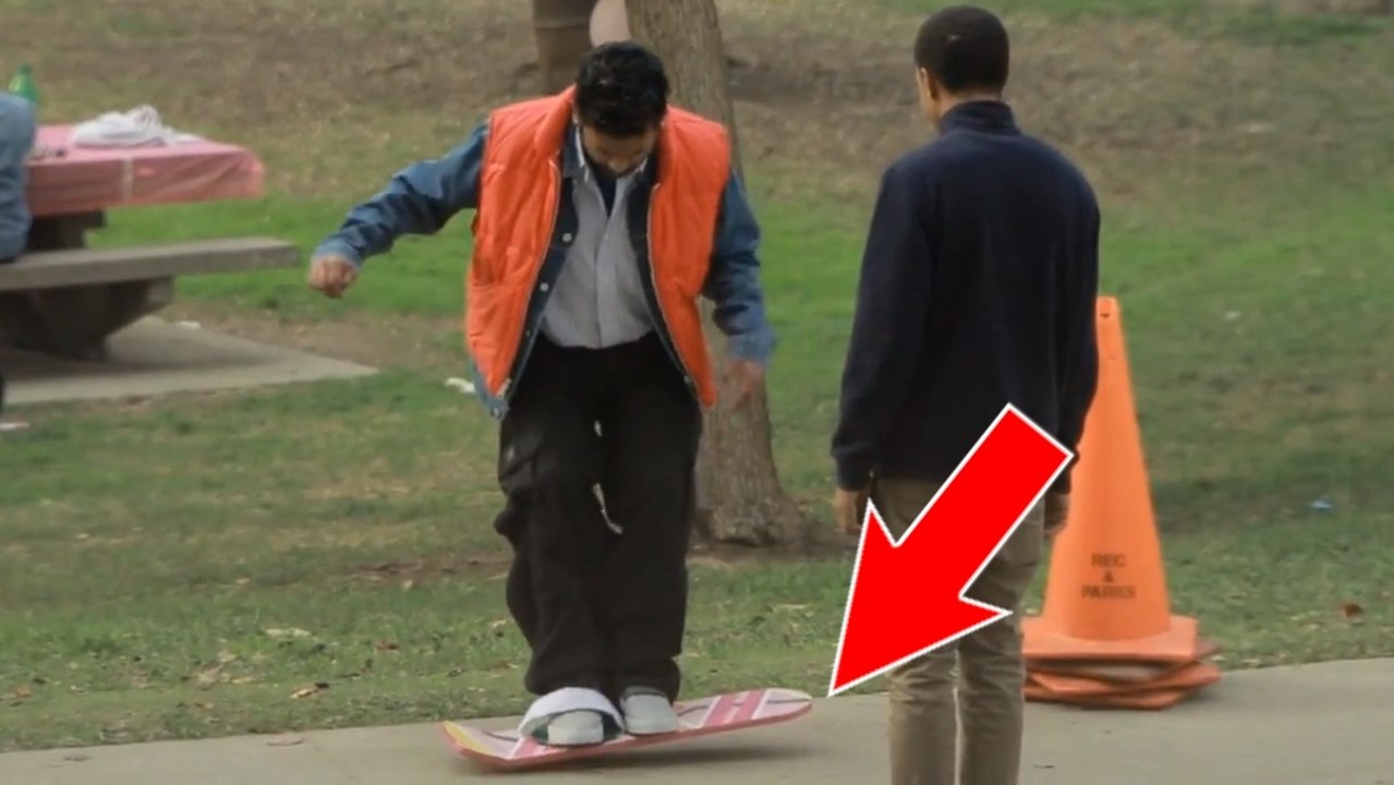 Il teste l'hoverboard de Marty McFly auprès des...