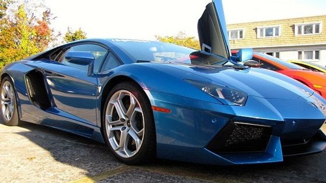 Au volant de sa Lamborghini, il observe les réactions des gens face à sa supercar