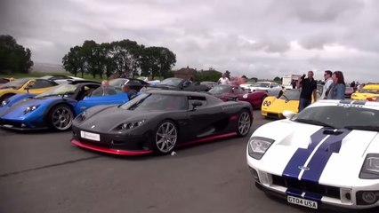 Une centaine de supercars se rencontrent sur une piste de course