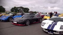 Une centaine de supercars se rencontrent sur une piste de course