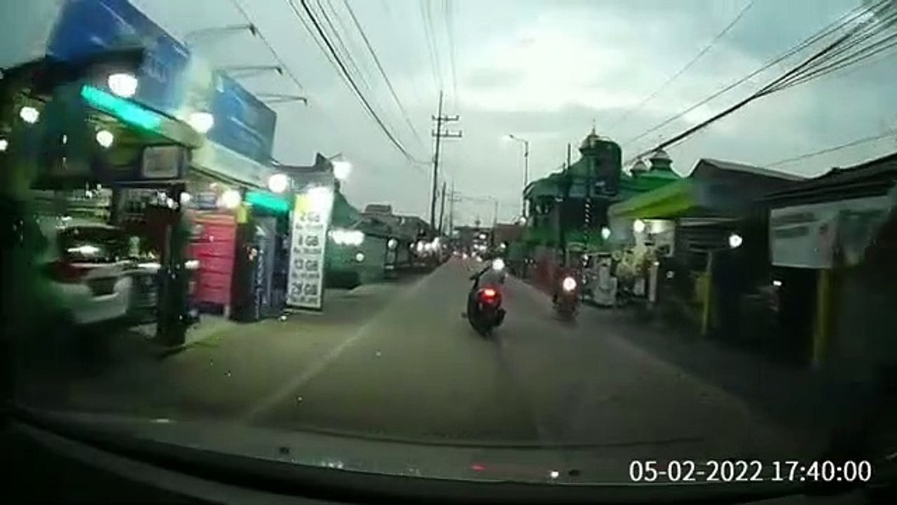 Terekam Media Kamera, Dashcam Kamera Mobil di Jalan Eps.0521
