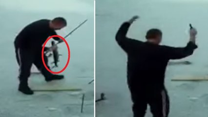 Le poisson que cet homme vient de pêcher lui a fait une sacrée blague !
