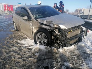 SİLİVRİ'DE SERVİS MİNİBÜSÜYLE OTOMOBİL ÇARPIŞTI 3 YARALI