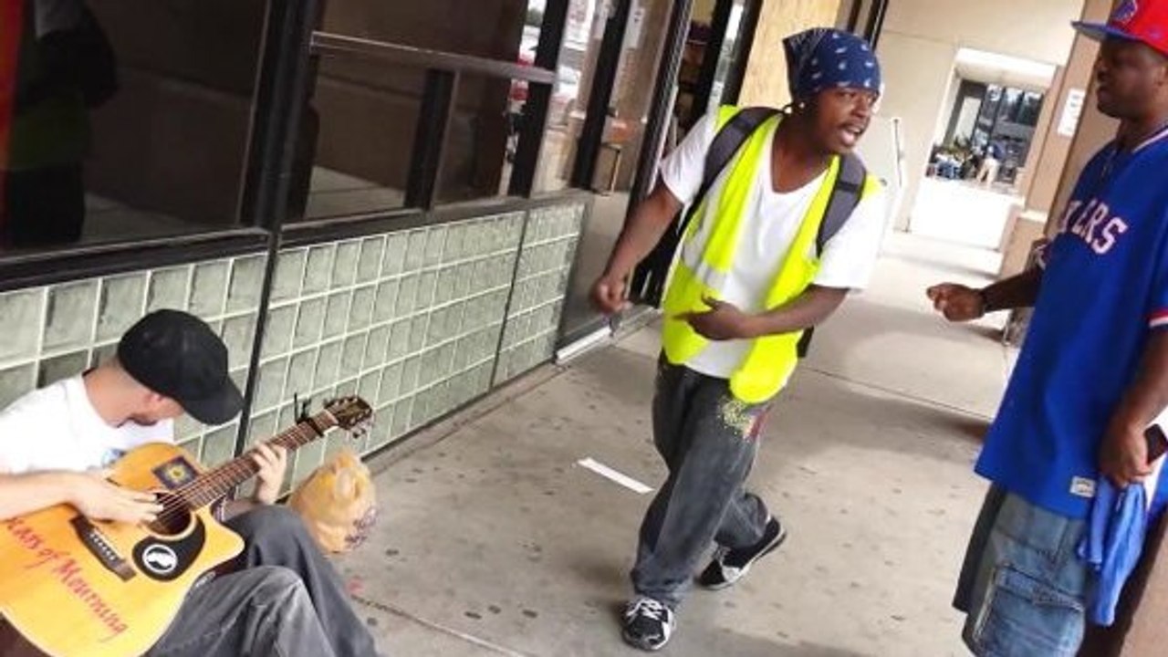 Trois inconnus se lancent dans une incroyable improvisation musicale