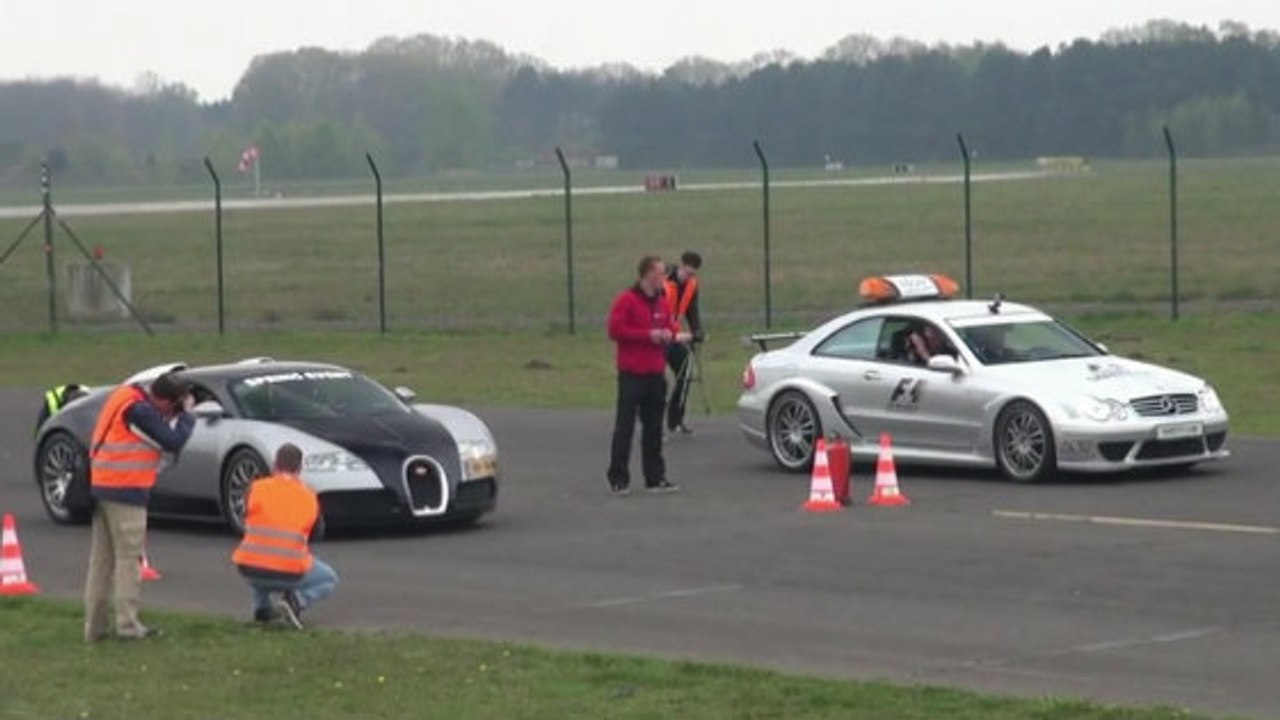 Une Mercedes CLK AMG DTM affronte une Bugatti Veyron et une Ferrari FF