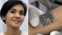 Une jolie actrice Indonésienne se fait retirer un tatouage sur le poignet au laser