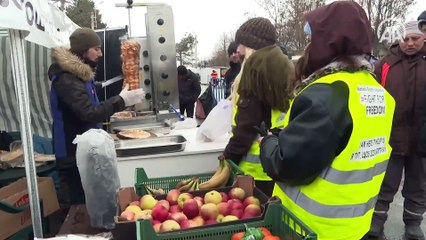 AFAD'ın Ukrayna sınırındaki yardım mesaisi kar yağışı altında sürüyor