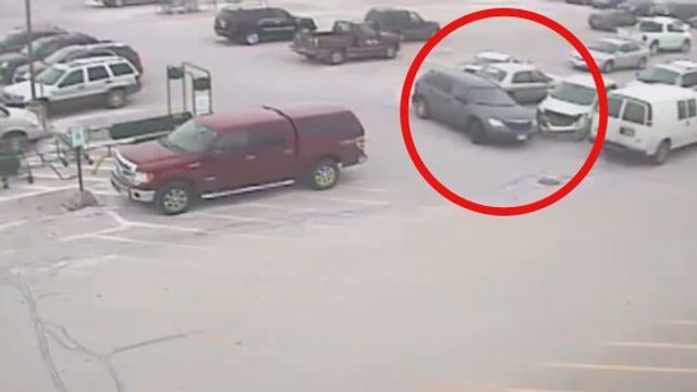 Ce grand-père percute 10 voitures en sortant de ce parking