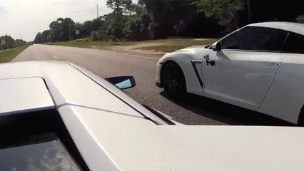 Une Lamborghini Murcielago et une Nissan GT-R s'affrontent en pleine rue