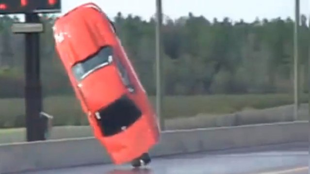 En pleine course de dragster, cette Ford Mustang a trop poussé les chevaux