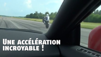 Une BMW S1000RR et une Nissan GT-R font la course