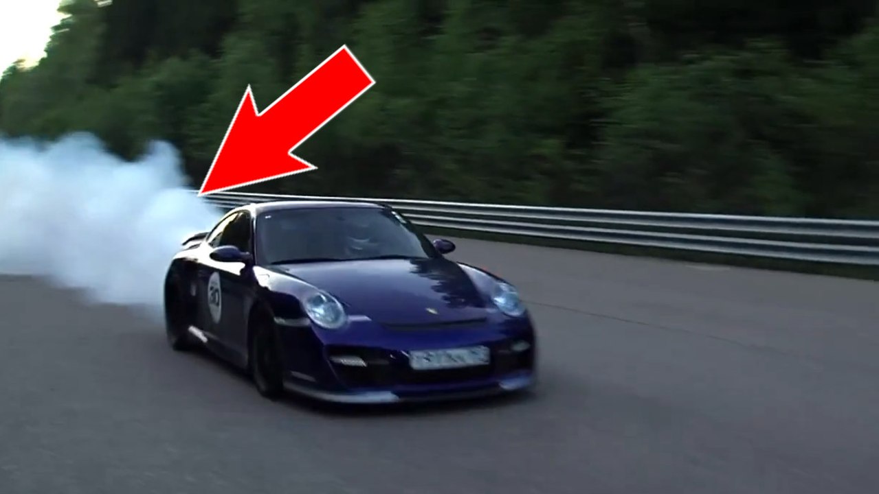 Cette Porsche 911 Turbo s'enfume en pleine course