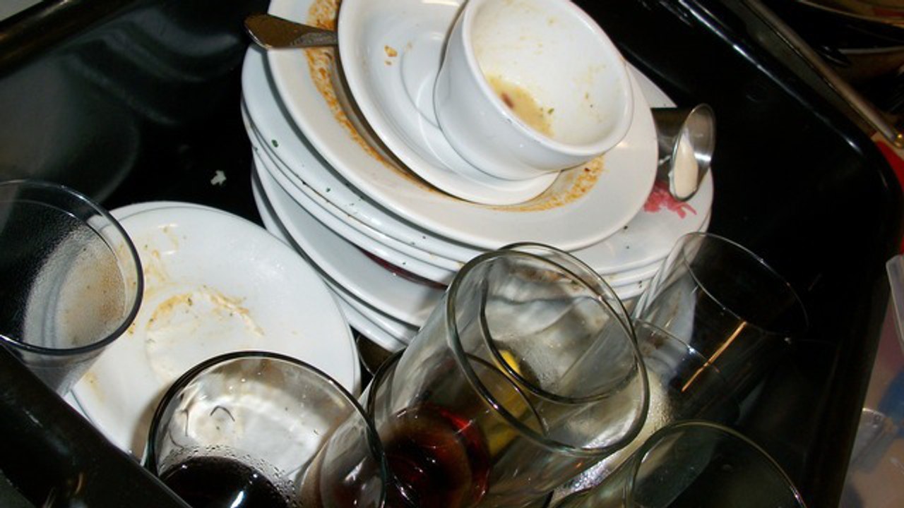 Le Bon Coin : divorcé, il veut vendre ou échanger sa vaisselle sale contre de la vaisselle propre