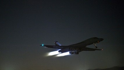 Le décollage et l'atterrissage d'un bombardier Rockwell B-1 Lancer poussé par sa post-combustion