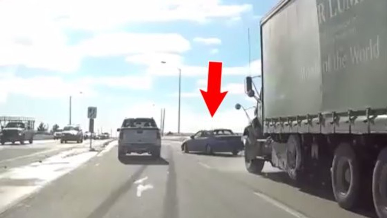 L'incroyable tête-à-queue d'une voiture qui tentait de doubler par la droite
