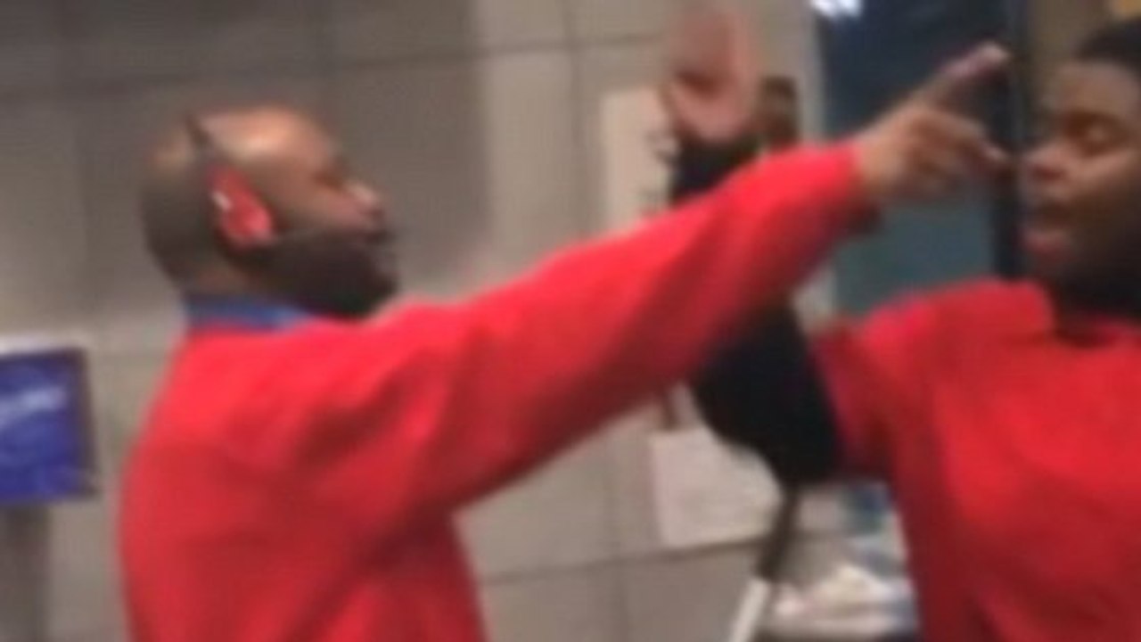 Viré par son patron, cet employé de McDonald's pète les plombs devant les clients