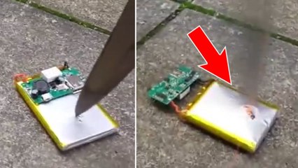 Il perce une batterie de portable avec un couteau et obtient un résultat surprenant