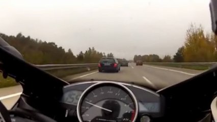 Une Yamaha R1 affronte une Mercedes C63 AMG sur l'autoroute