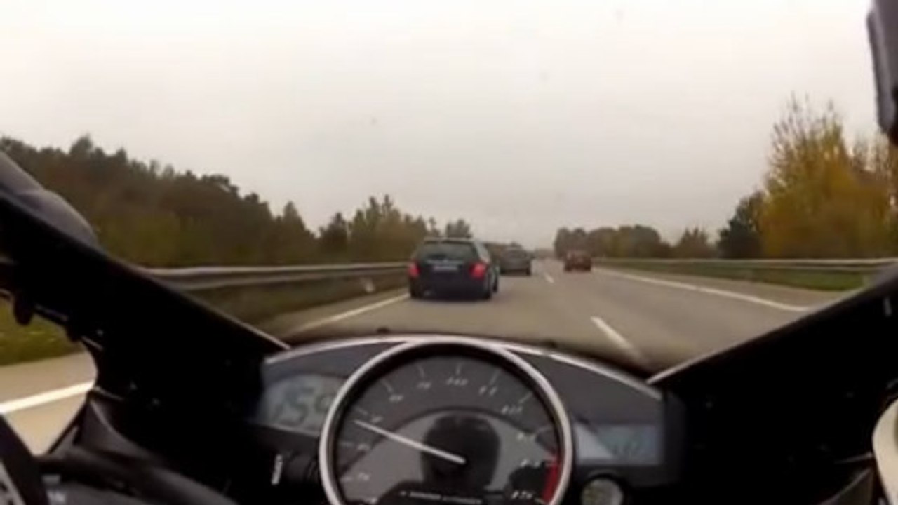 Une Yamaha R1 affronte une Mercedes C63 AMG sur...