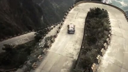 Deux pilotes font la course en pleine montagne