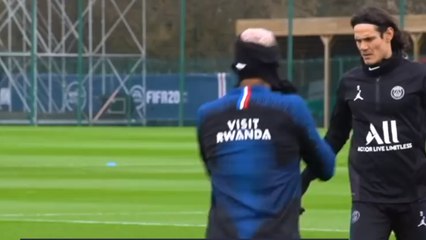 Bixente Lizarazu : selon le champion du monde 98, Edinson Cavani doit débuter face au Borussia Dortmund
