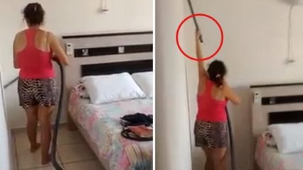 Cette femme a une technique bien à elle pour atteindre le plafond avec son aspirateur