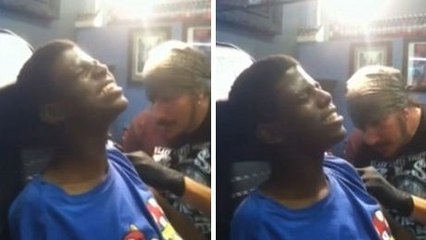 Il essaye de chanter en se faisant tatouer mais il souffre le martyre