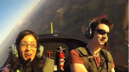 Il emmène ses amis faire un petit tour de voltige en avion