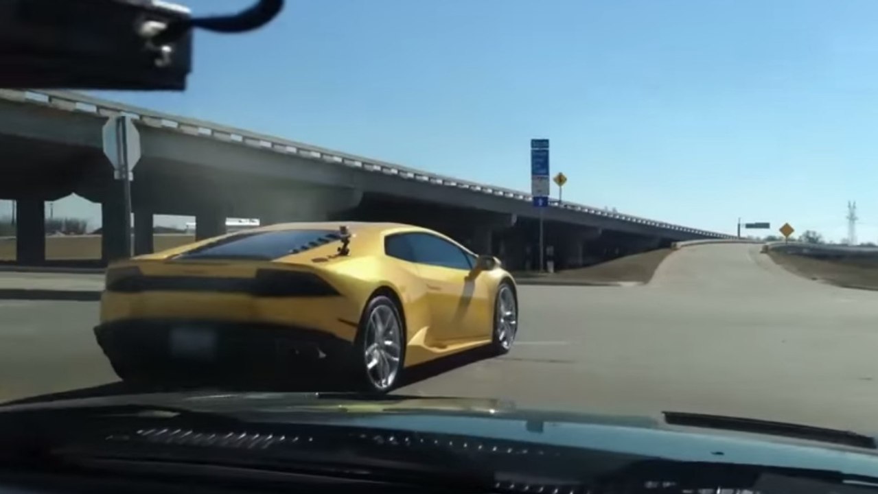 Une Lamborghini Huracan affronte une Toyota Supra sur autoroute