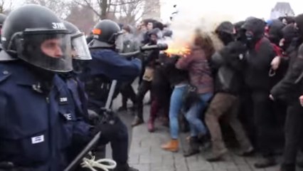 Elle prend un tir de lanceur anti-émeutes à bout portant en plein visage