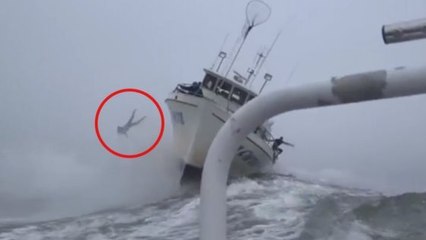 Un marin se fait éjecter d'un bateau lors d'une violente tempête en mer