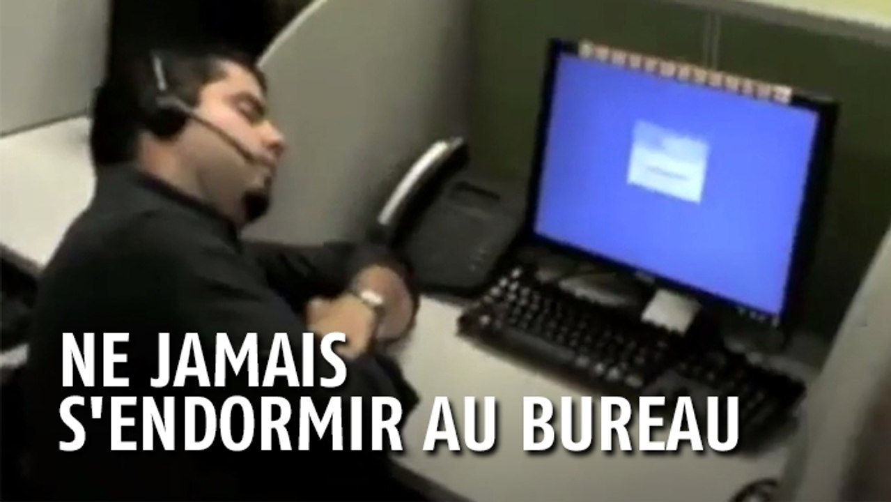 Ses collègues le piègent durant sa sieste au bureau