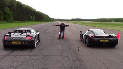 Course sur piste entre une Ferrari Enzo et une Porsche Carrera GT