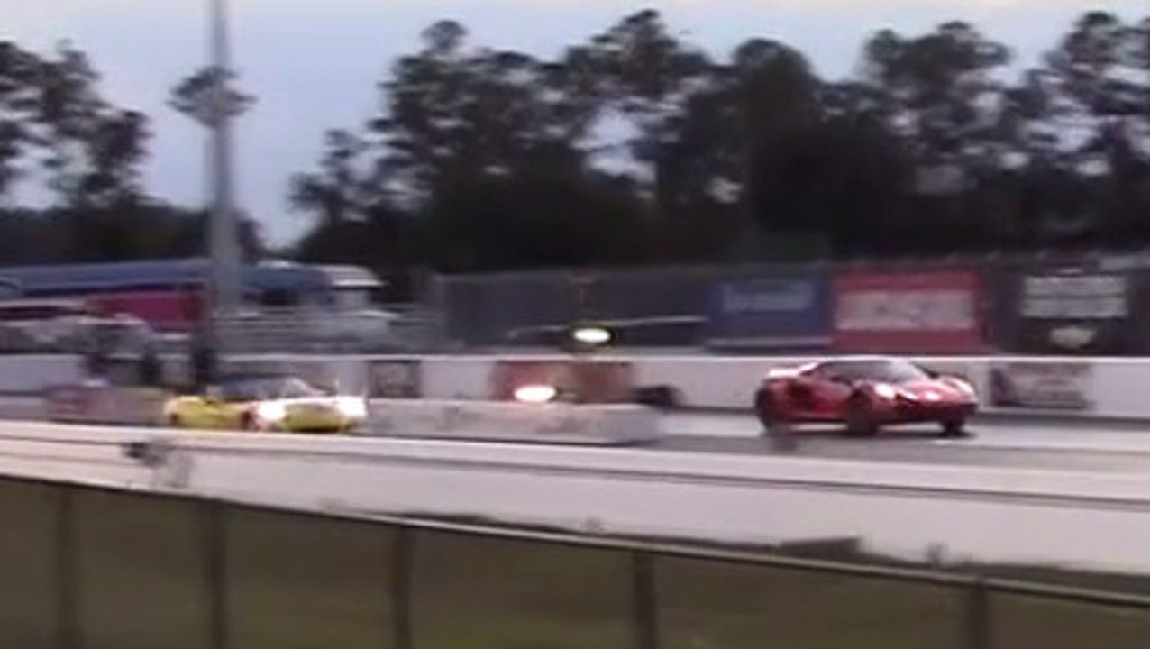 Course très rapide sur 400 mètres entre une McLaren MP4-12C AMS et une Corvette