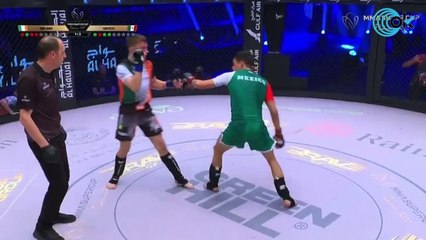 Un árbitro se lleva una patada en la cara en plena pelea