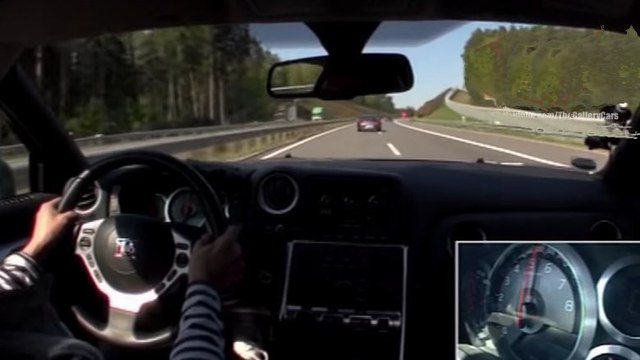A bord d'une Nissan GT-R, il fait la course avec une Porsche 911 Turbo