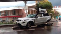 Un Range Rover fait une chute de 20 mètres d'un pont