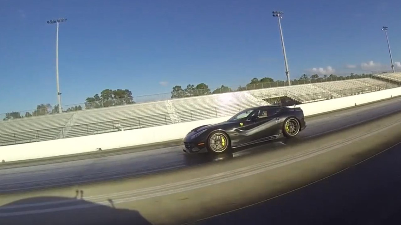 Une Ferrari F12 et une Tesla Model S ''Performance'' font une course sur 400 mètres