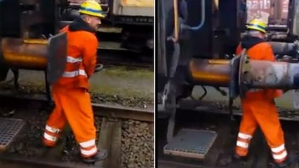 Il fait preuve d'un sang froid incroyable pour raccorder deux wagons